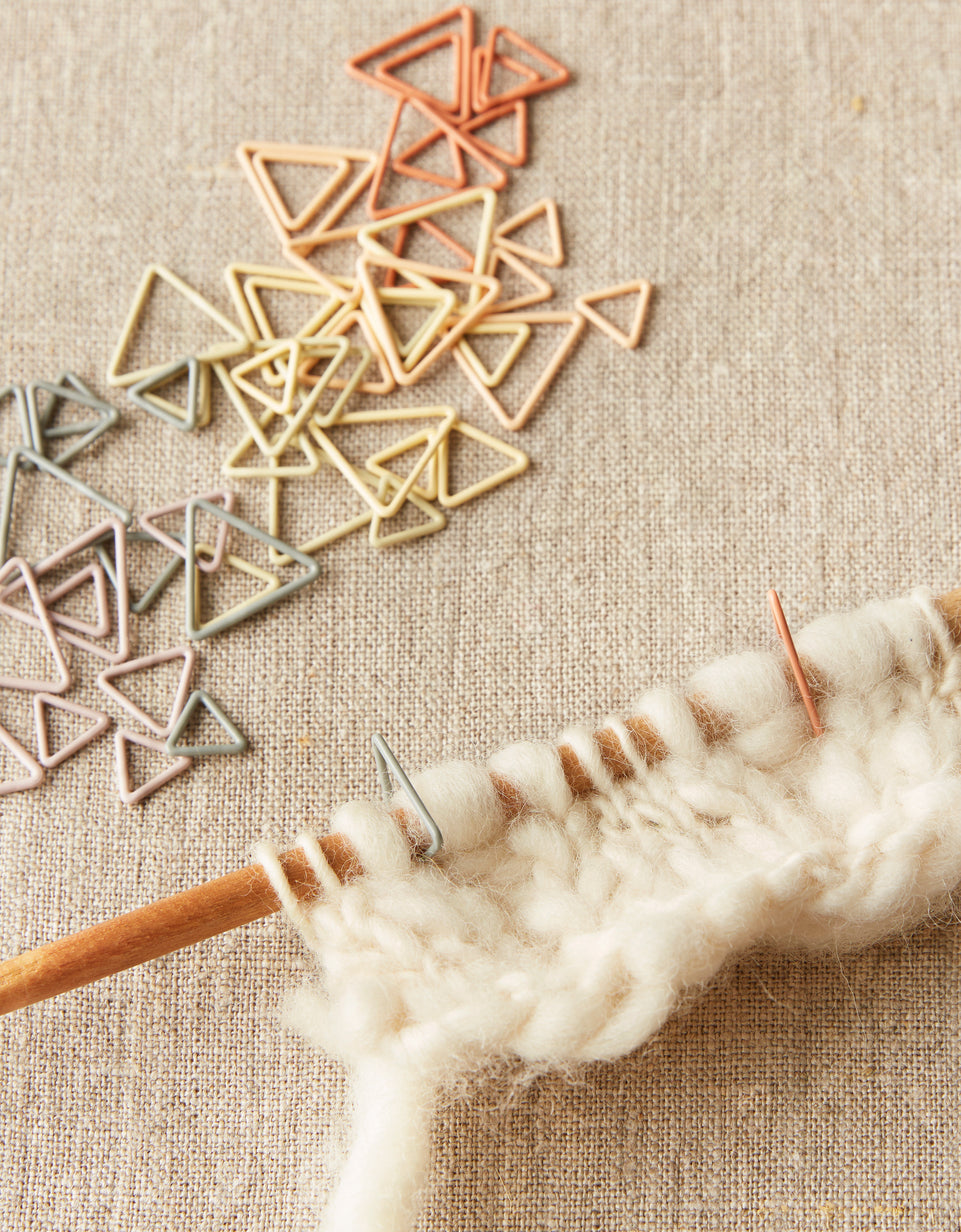 10x Marcapuntos Triangulares <br> Triangle Stitch Markers Earth Tones